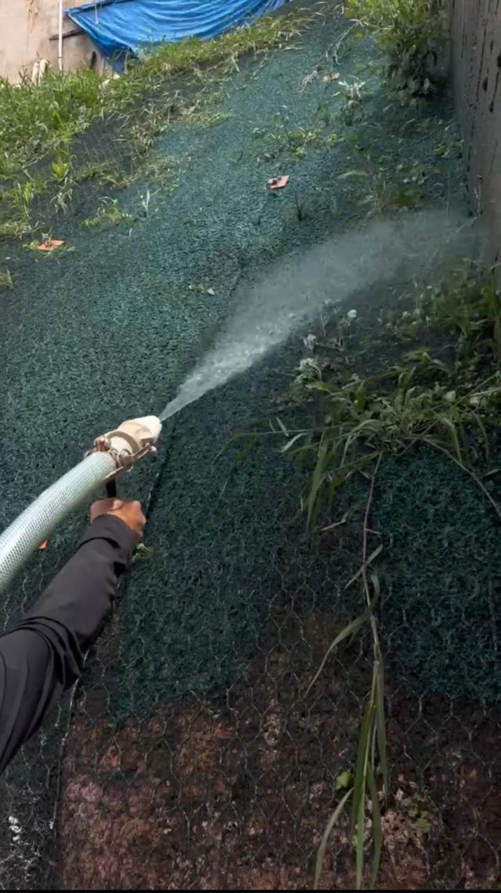 Irrigação de manutenção após hidrossemeadura em talude