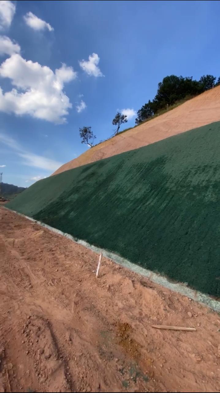 Talude de galpão logístico estabilizado com hidrossemeadura