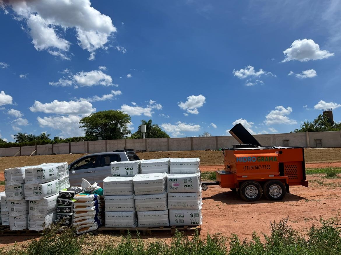 Máquina de hidrossemeadura Hidro Grama em obra de condomínio